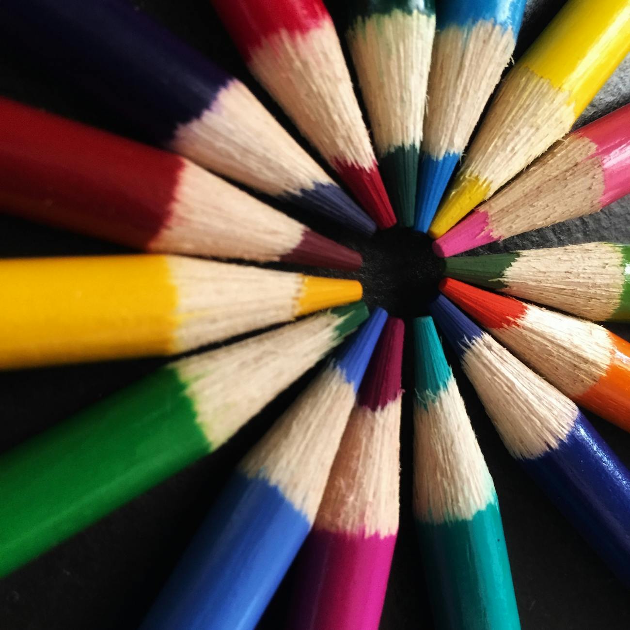 O Que é Educação? assorted pencil colors